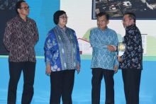 Wapres Jusuf Kalla menyerahkan piala Adiouara kepada Sekda Bengkalis Bustami HY/hari