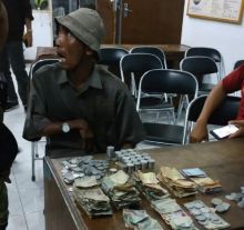 Legiman, pengemis tajir di Pati, saat ditanya petutas Satpol PP setempat. Foto: int 