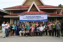 Puluhan ibu dari Pelalawan belajar membatik di Rumah Batik Andalan/ist