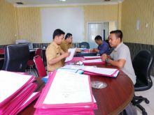 Panitia mengecek berkas daftar ulang CPNS/mad