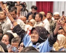 Foto Nenek Heroik Salam 2 Jari di JCC