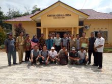 Plt Kepala Diskop UMKM Bengkalis Herman dan jajarannya foto bersama dengan Kepala dan Aparatur Desa Tasik Serai Barat/hari
