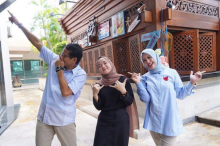 Sandiaga Uno dan istrinya Nurasia Uno saat berfoto bareng Nissa Sabyan (foto: IG Sandiaga Uno