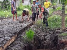 Babinsa melakukan Gotong royong memperbaiki sejumlah jalan desa yang rusak/rgo