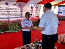 Bupati HM Harris menyerahkan proposal kepada Menko Maritim Luhut Binsar Panjaitan/ardi