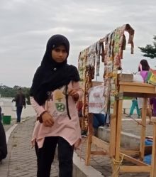 Salah seorang pedagang kaki lima asal Palestina yang berjualan di areal Stadion Pakansari. Foto: int 