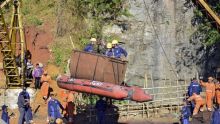 Personel Angkatan Laut India keluar dari tambang batu bara Ksan selama operasi penyelamatan