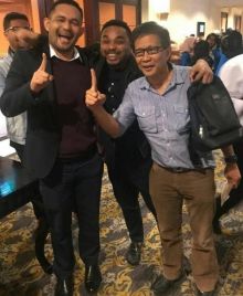 Rocky Gerung pose satu jari viral (foto/int) 