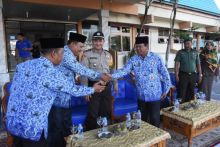  Staf Ahli Bidang Politik dan Hukum H. Halolongan menyalami ASN usai apel/hari