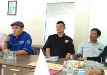 Ketua PWI Riau, Zulmansyah Sekedang didampingi Ketua Panitia HPN 2019, A Kadir Bey dan Sekretaris Elpi Alkhairi memimpin rapat pemantapan peringatan HPN 2019 di Kantor PWI Riau di Jalan Arifin Achmad, Pekanbaru./ist