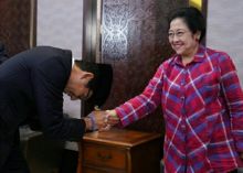Sandiaga Uno salami Megawati sebelum debat Pilpres 2019 (foto/instagram) 