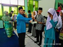 Fandra Nafiz Hefyan sukses mempersembahkan tropy untuk MTs Babbusalam Simandolak/ist