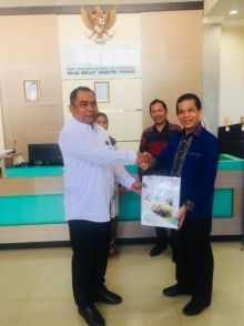 Sekda DR Dianto Mampanini dan Kepala Balai Industri Padang Hendro Kuswanto, SE,MM/zar