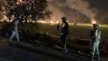 Petugas di Meksiko mengawasi korban yang berjatuhan setelah sebuah pipa berisi bahan bakar meledak. Sebanyak 73  orang tewas dalam insiden itu. Foto: int