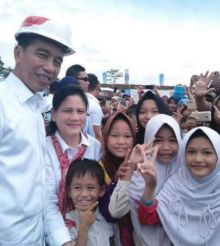 Foto viral anak-anak salam dua jari di media sosial