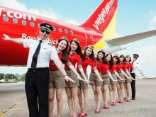 Pilot dan kru VietJet Air pose bersama di dapan pesawat. Foto: int 