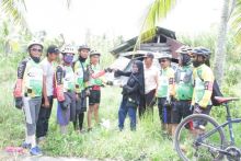 Enok Gowes Serahkan Bantuan Untuk Ibu Rauzah /rgo