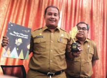 Kadisparpora, Rizky Hidayat SSTP MSi didampingi, Indra Yuni SH memperlihatkan piagam penghargaan dan tropy dari Kementrian Pariwisata./mad