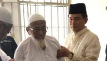 Abu Bakar Ba'asyir diapit Yusril Ihza Mahendra. Foto: int 