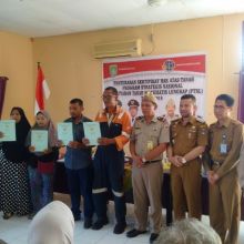 Kepala BPN Dumai Robert H Sirait dan Camat Dumai Timur Irawan Sukma menyerahkan sertifikat PTSL secara simbolis/pno