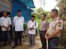 Kepolisian Sektor Koto Gasib kembali membantu masyarakat dalam program Polisi Peduli sesama/lin