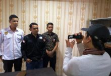 Ketua Bawaslu Meranti, Syamsurizal didampingi Komisioner lainnya memberikan keterangan pers/mad