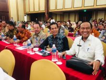 Sekdakab Kuansing, DR. H. Dianto Mampanini, SE.MT (dua dari kanan) saat Rakor di Batam/zar