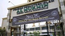 Spanduk berisi ucapan selamat datang kepada ustaz Abu Bakar Ba'asyir, telah terlanjut terpasang di Pondok Al Mukmin Ngruki Solo, namun pemerintah membatalkan kembali perihal kebebasan tersebut. Foto: int 