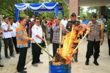 Bupati dan Wakil Bupati Siak memusnahkan KTP rusak/lin