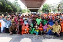 Bupati Siak Syamsuar berfoto bersama di Taman Tengku Agung, Kamis (24/01/2019). 