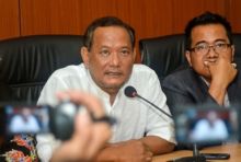 Vigit Waluyo memberikan keterangan usai diperiksa di Mapolda Jawa Timur. Foto: int 