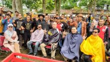 Fadli Zon bersama Ahmad Dhani dan Sang Alang saat cukur rambut di Garut