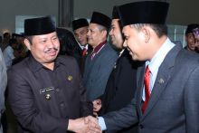 Bupati Amril Mukminin menyalami pejabat yang baru dilantik/hari