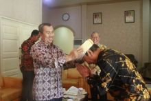 Bupati Siak H Syamsuar pasangkan tanjak/lin