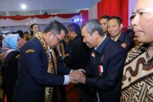 Bupati Siak H Syamsuar menerima penghargaan Lencana Adhitya Karya Martavha Yodha /lin