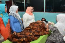 Ketua TP PKK Bengkalis saat mengunjungi peserta deteksi kanker serviks dengan metode IVA test./hari