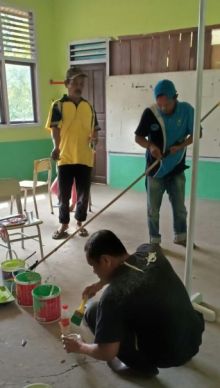 Orangtua melaksanakan gotong royong di sekolah/hari