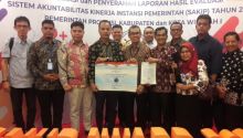 Bupati H Mursni berfoto bersama usai menerima predikat SAKIP 2018/zar