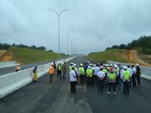 Gubernur Riau, Wan Thamrin Hasyim saat meninjau pengerjaan tol Pekanbaru-Tol