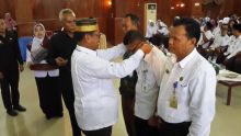 Pembukaan Raker Kepsek ditandai dengan pengalungan tanda peserta oleh Wawako /pno