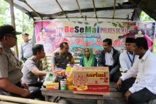 Polres Dumai menyerahkan bantuan kepada Mbah Leginen Janda berusia 81 tahun /pno