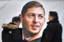 Foto Emiliano Sala terpampang di pagar tempat latihan Nantes di La Joneliere. Foto: int 