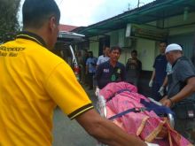 Jenazah Ayu Safitri langsung dibawa pihak keluarga untuk dimakamkan di kampung halamannya. Foto. Amri