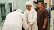 Ustaz Arifin Ilham berpamitan saat akan pulang dari Penang Malaysia menuju Tanah Air, Kamis pagi tadi. Foto: int 