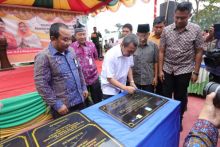 Bupati Siak H Syamsuar saat meresmikan listrik desa/lin