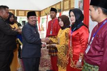 Amril Mukminin secara simbolis menyerahkan Surat Keputusan (SK) Pendamping Desa/Kelurahan/hari