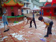 Kapolres Bengkalis ikut langsung melaksanakan bhakti sosial /hari