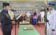 HM Wardan melantik Penjabat Kepala Desa Nyiur Permai, Kecamatan Keritang, Sabtu (2/2/2019)/ADV