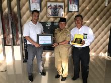 Manager PT. PLN ULP Pangkalan Kerinci Endryez Prathama ke Bupati Pelalawan HM. Harris, Senin (4/2/2019), di Kantor Bupati Pelalawan./ardi