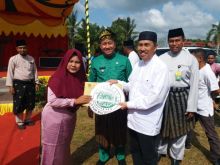 Bupati Siak H Syamsuar saat menyerahkan sertifikasi halal MUI kepada pelaku UKM di Siak/lin